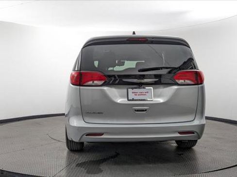 Used 2023 Chrysler Voyager LX FWD image 8