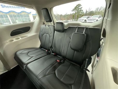Used 2023 Chrysler Pacifica Touring-L image 18