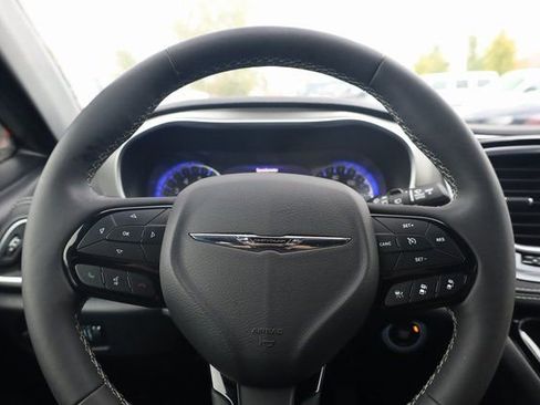 Used 2024 Chrysler Pacifica Limited w/ S Appearance Package image 17