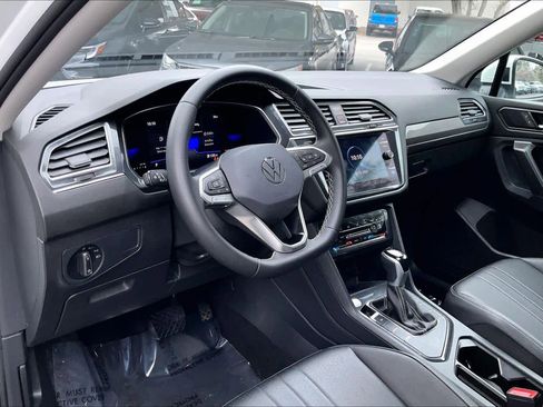 Certified 2023 Volkswagen Tiguan SE w/ Panoramic Sunroof Package image 18