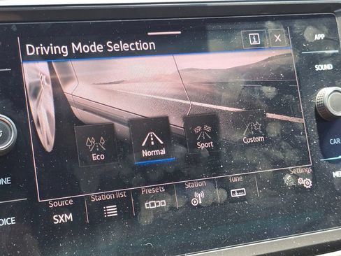 Used 2022 Volkswagen Tiguan SE AWD/4WD image 11