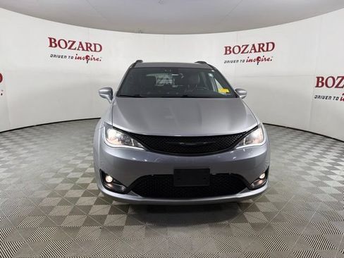Used 2018 Chrysler Pacifica Touring-L w/ Premium Audio Group FWD image 2