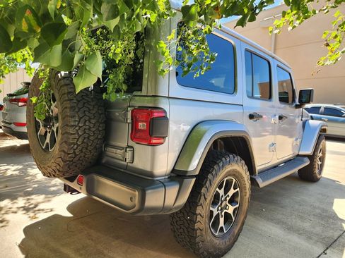 Used 2018 Jeep Wrangler Unlimited Sahara AWD/4WD image 6