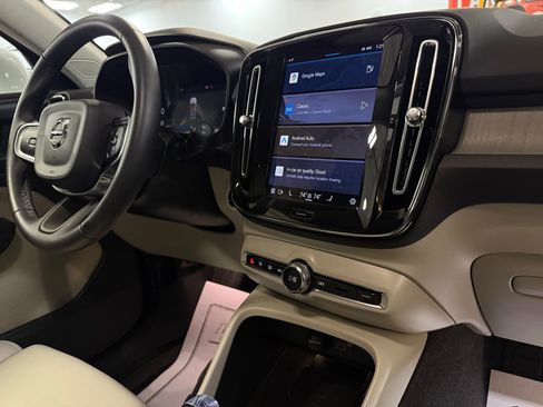 Used 2025 Volvo XC40 B5 Plus image 23