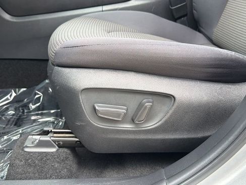 Used 2024 Toyota Highlander LE AWD/4WD image 18