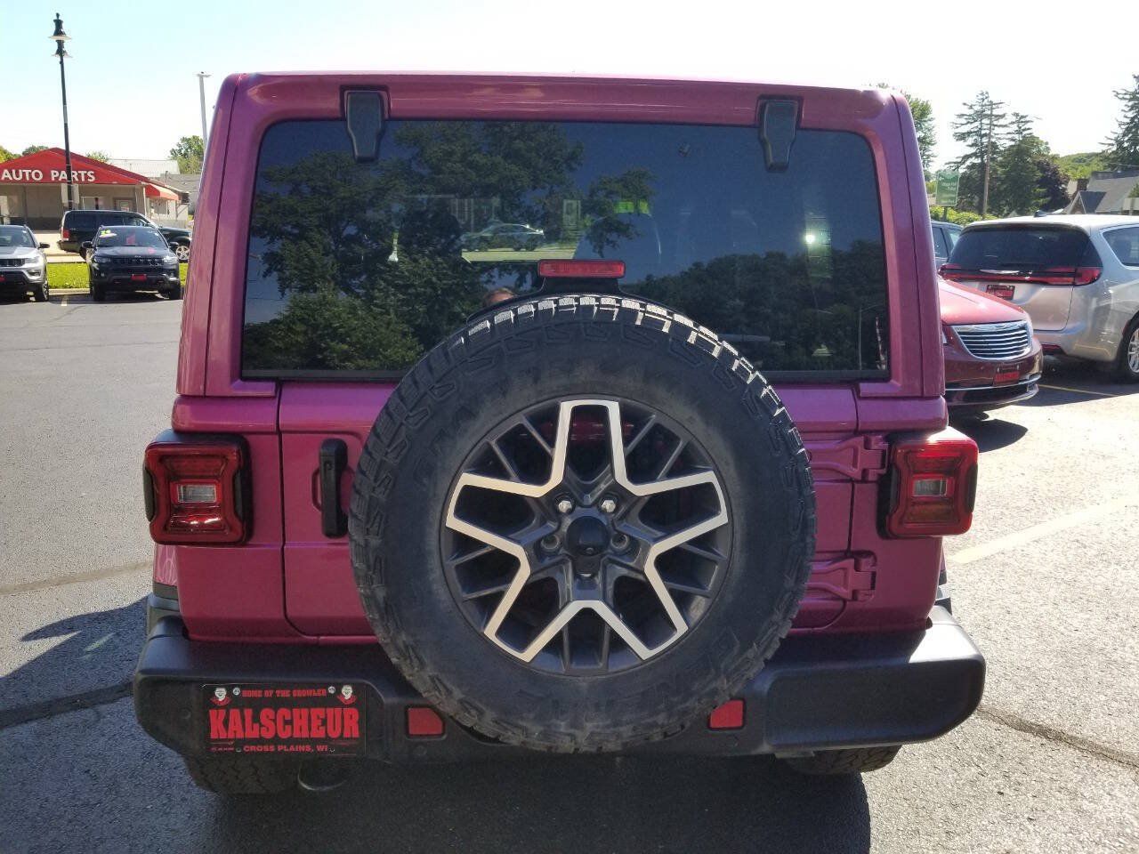 Used 2024 Jeep Wrangler Unlimited Sahara w/ Technology Group AWD/4WD image 7