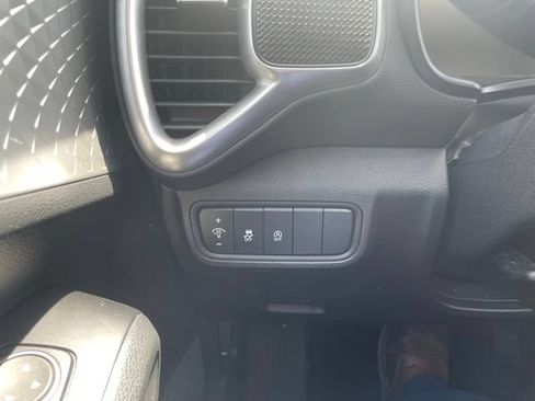 Used 2025 Kia Soul LX w/ LX Technology Package FWD image 14
