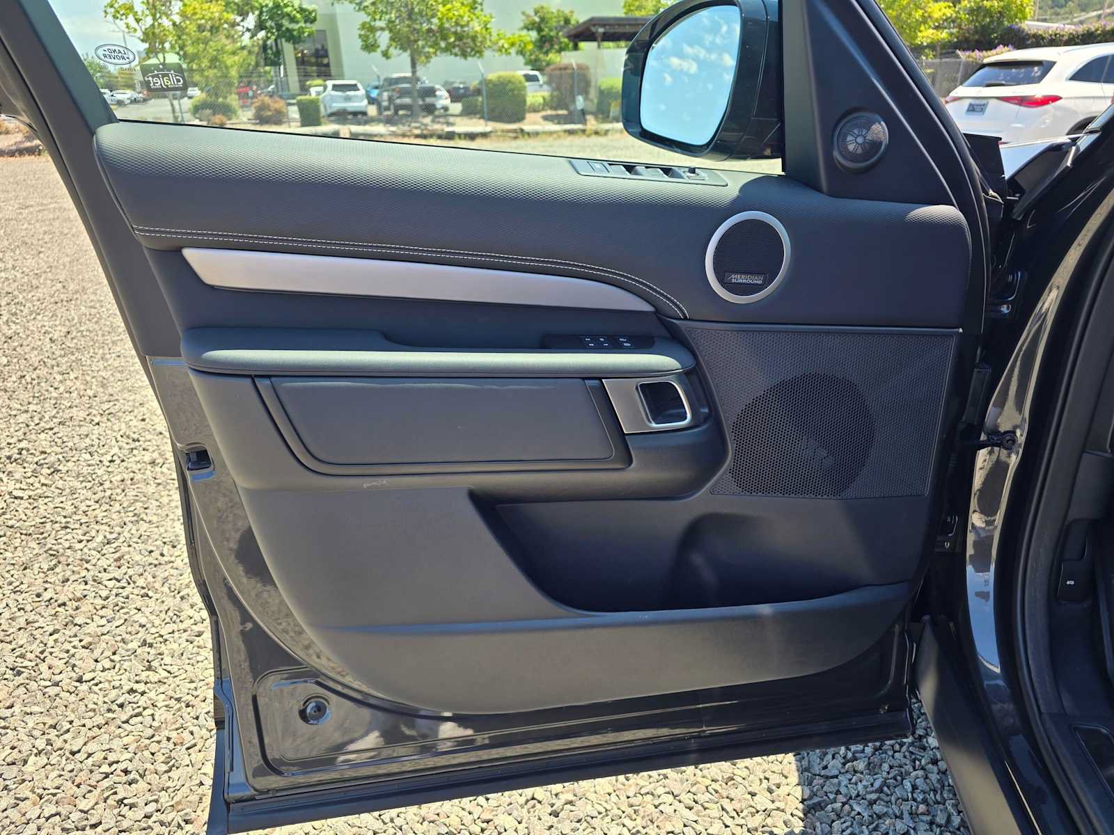 Used 2025 Land Rover Discovery Dynamic SE AWD/4WD image 21