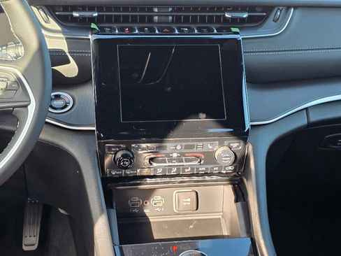 New 2025 Jeep Grand Cherokee Altitude image 3