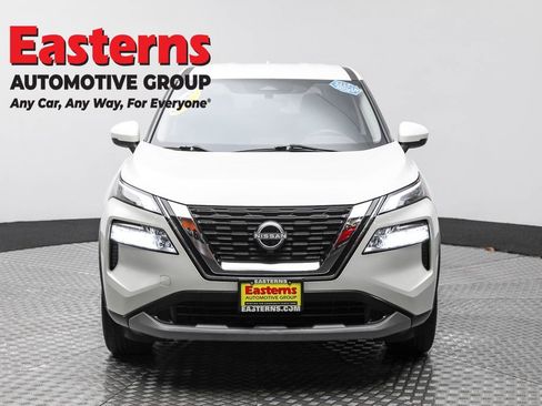Used 2022 Nissan Rogue SV image 2