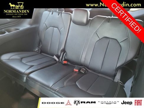 Certified 2025 Chrysler Pacifica Select FWD image 18