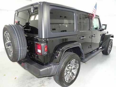 Used 2024 Jeep Wrangler Unlimited w/ Convenience Group AWD/4WD image 20