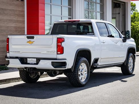 Used 2025 Chevrolet Silverado 2500 High Country w/ High Country Premium Package AWD/4WD image 3