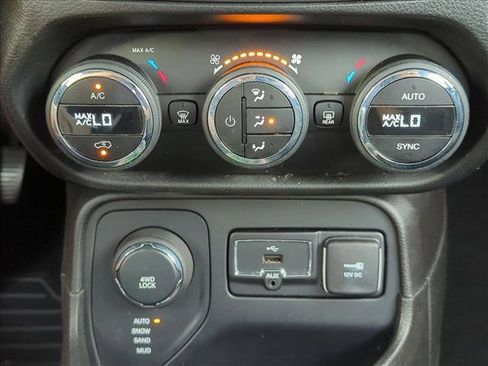 Used 2017 Jeep Renegade Latitude w/ Advanced Technology Group AWD/4WD image 14