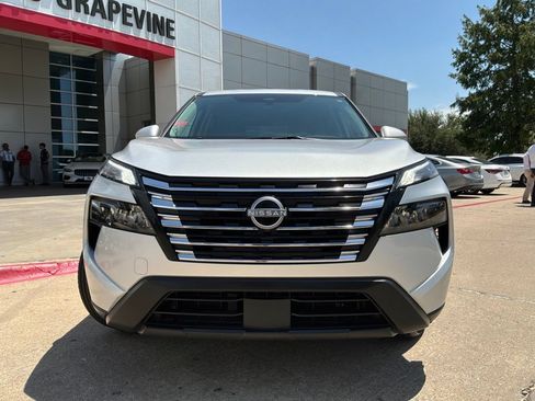 Used 2025 Nissan Rogue SV FWD image 3