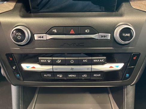 Used 2020 Ford Explorer Platinum w/ Premium Technology Package image 22