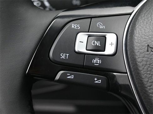 Used 2020 Volkswagen Tiguan SE w/ Panoramic Sunroof Package image 17