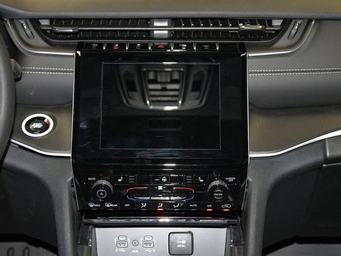 Certified 2025 Jeep Grand Cherokee Laredo X w/ Luxury Tech Group I AWD/4WD image 15