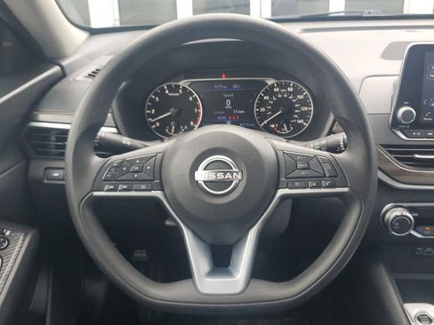 Used 2025 Nissan Altima 2.5 SV FWD image 14