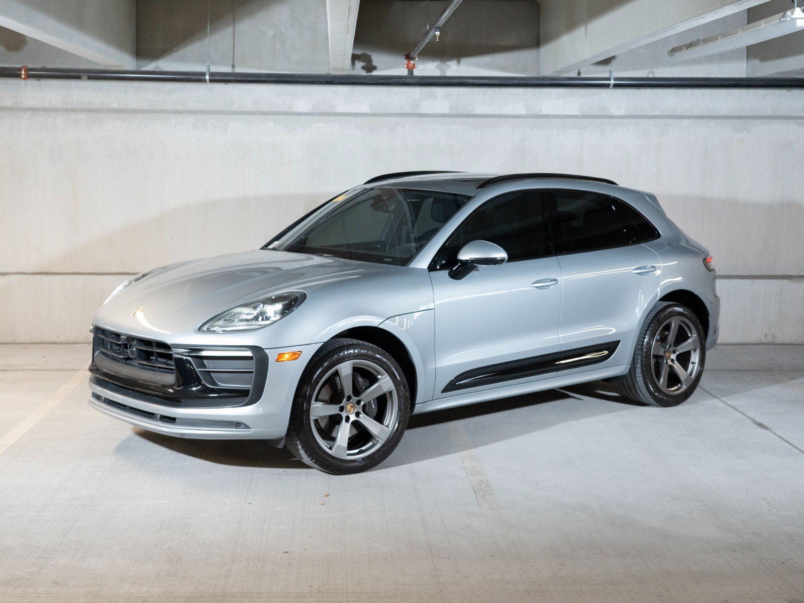 Certified 2023 Porsche Macan AWD/4WD image 1