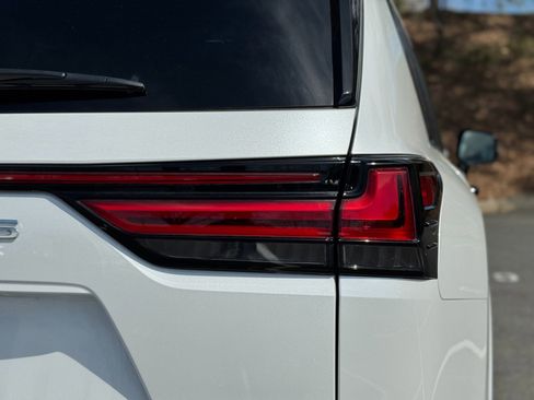 Used 2024 Lexus LX 600 MARK LEVINSON SOUND / APPEARAN w/ Appearance Package image 17