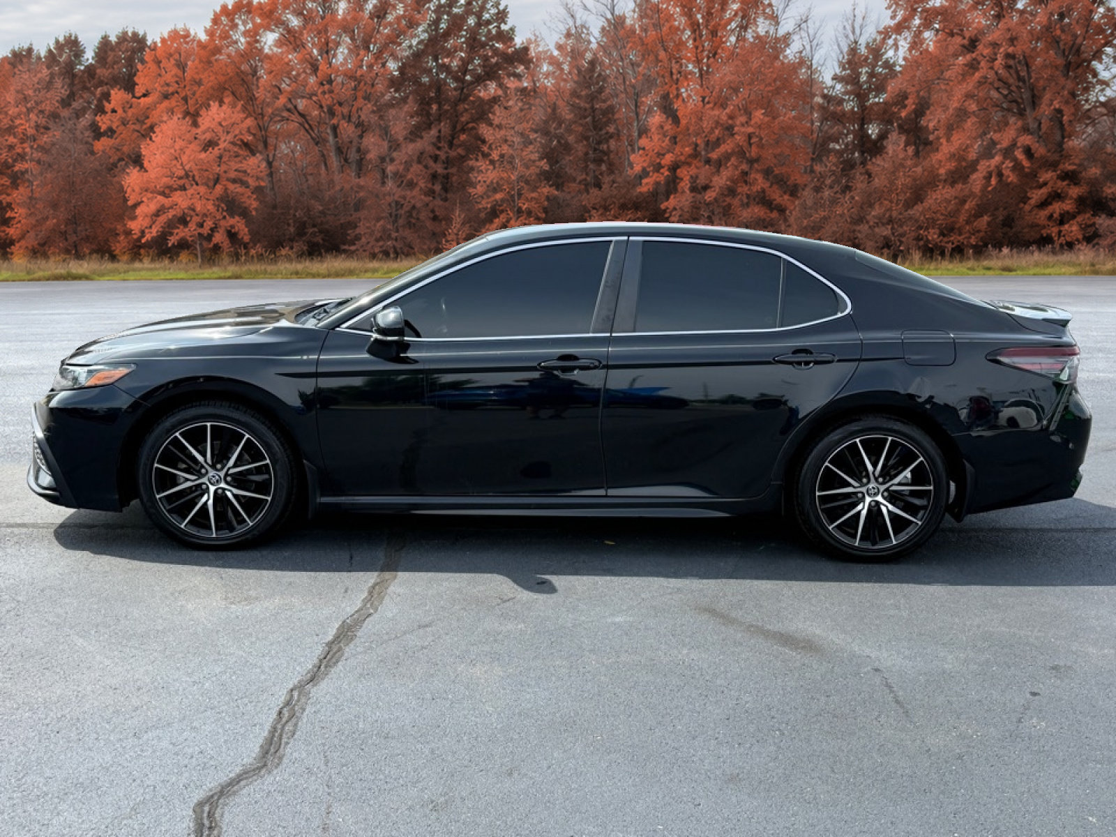 Used 2022 Toyota Camry SE w/ Convenience Package FWD image 5
