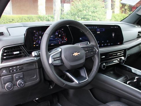 Used 2025 Chevrolet Suburban LS image 18