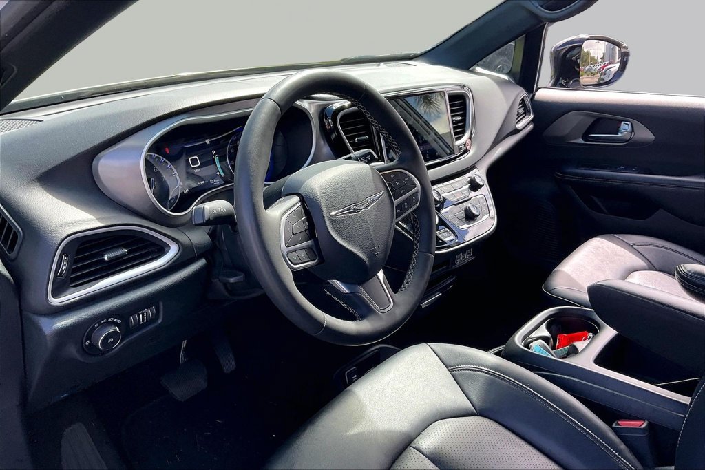 Used 2025 Chrysler Pacifica Select FWD image 4