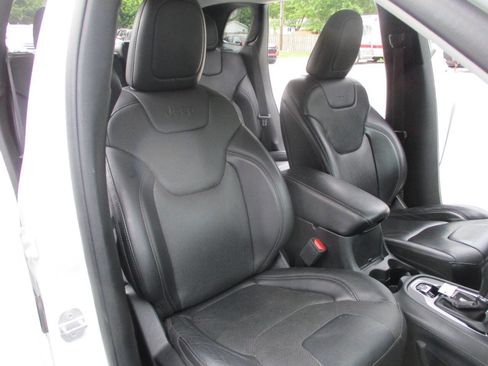 Used 2019 Jeep Cherokee Limited image 21