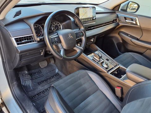 Used 2024 Mitsubishi Outlander SE image 17