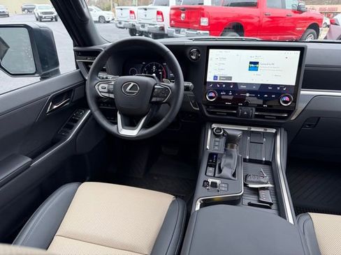 Used 2025 Lexus GX 550 image 32