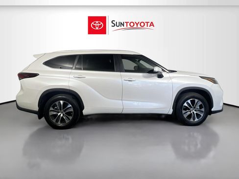 Used 2024 Toyota Highlander XLE FWD image 2