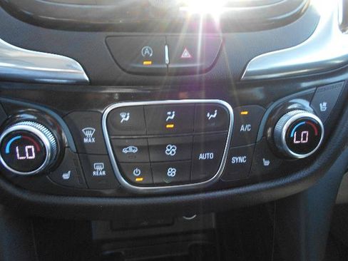 Used 2022 Chevrolet Equinox Premier AWD/4WD image 16