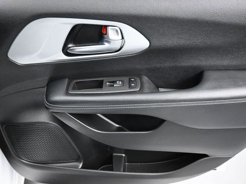 Used 2024 Chrysler Pacifica Touring image 56