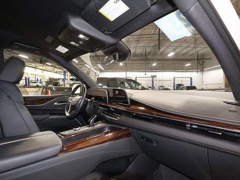 Used 2023 Cadillac Escalade Luxury AWD/4WD image 30
