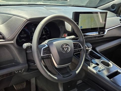 Used 2025 Toyota Sienna XLE Woodland Edition AWD/4WD image 19