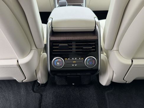 Certified 2025 Land Rover Range Rover SE image 17