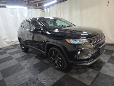 Used 2026 Jeep Compass Latitude AWD/4WD image 3