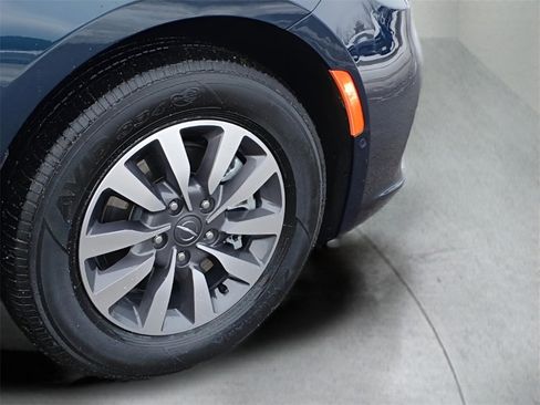 Used 2023 Chrysler Pacifica Limited image 29