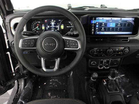 Used 2025 Jeep Wrangler Unlimited Sahara AWD/4WD image 10