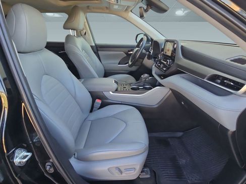 Used 2023 Toyota Highlander XLE image 29