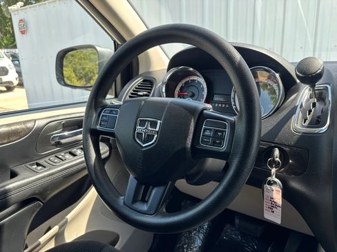 Used 2019 Dodge Grand Caravan SE w/ UConnect Hands-Free Group FWD image 12