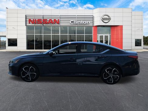 Used 2024 Nissan Altima 2.5 SR w/ SR Premium Package AWD/4WD image 6