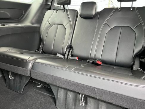 Used 2025 Chrysler Pacifica Select FWD image 25