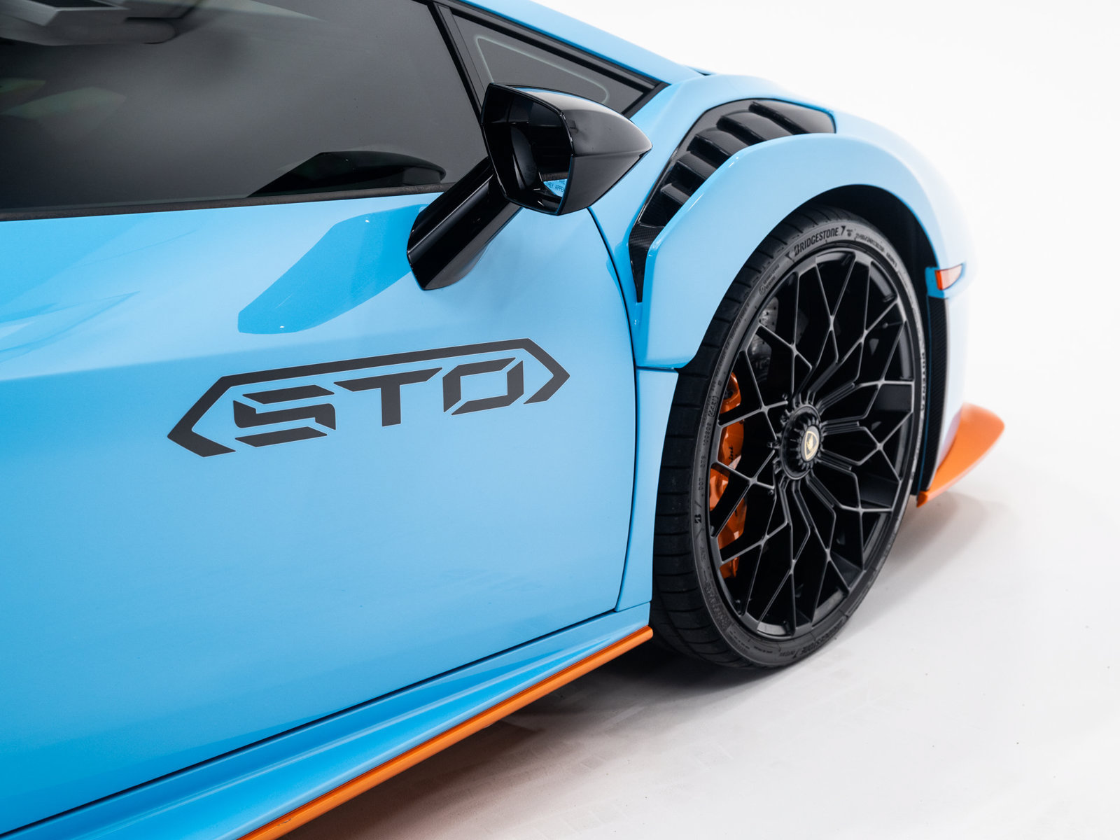 Used 2022 Lamborghini Huracan STO RWD image 19