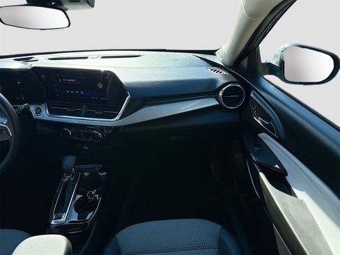 Used 2025 Chevrolet Trax LT w/ LT Convenience Package image 22