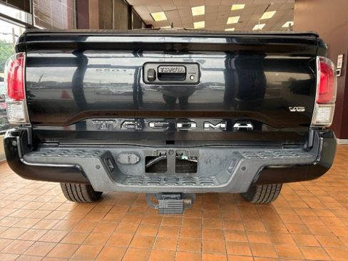 Used 2019 Toyota Tacoma Limited image 9