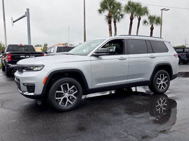 Used 2025 Jeep Grand Cherokee L Limited w/ Luxury Tech Group II AWD/4WD image 3