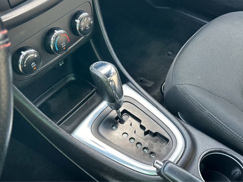 Used 2013 Dodge Avenger SE image 21