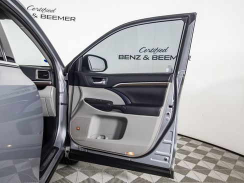 Used 2015 Toyota Highlander Limited w/ Driver Technology Package AWD/4WD image 25